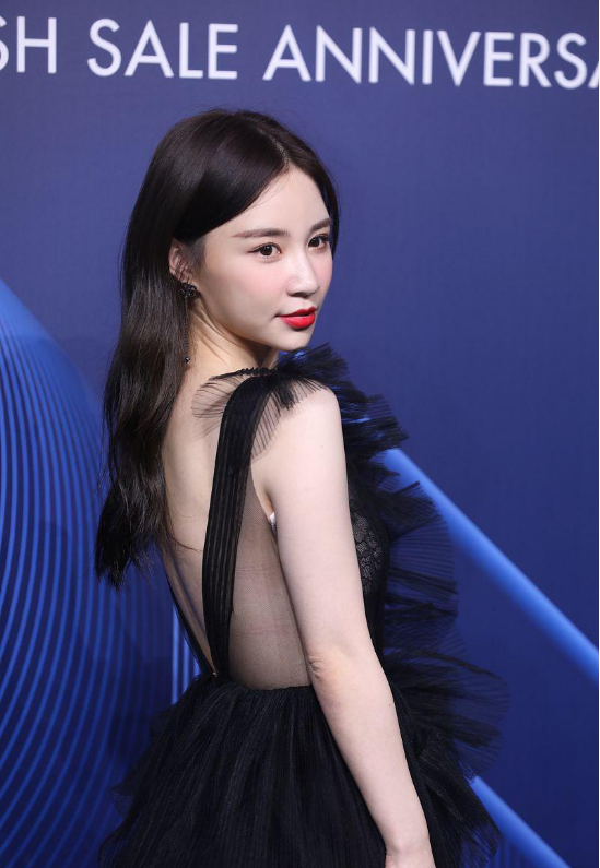 网红也有高低之分,雪梨气质纯净穿一身黑,优雅大方不输女明星