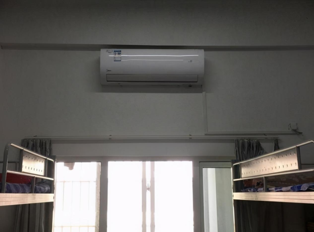 “校长你睡了吗，我热得睡不着”大学生深夜喊话，既好笑又心疼