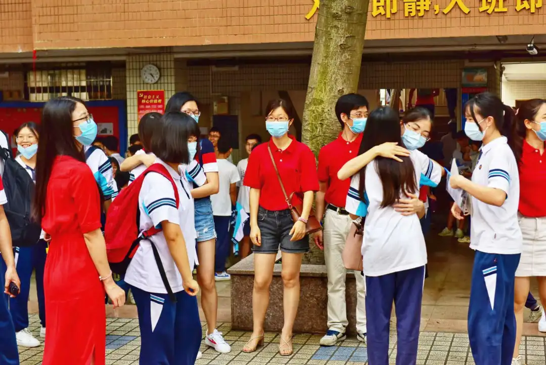 难忘老师 感恩亲人——佛山南海中学分校2020届高三学子高考凯旋
