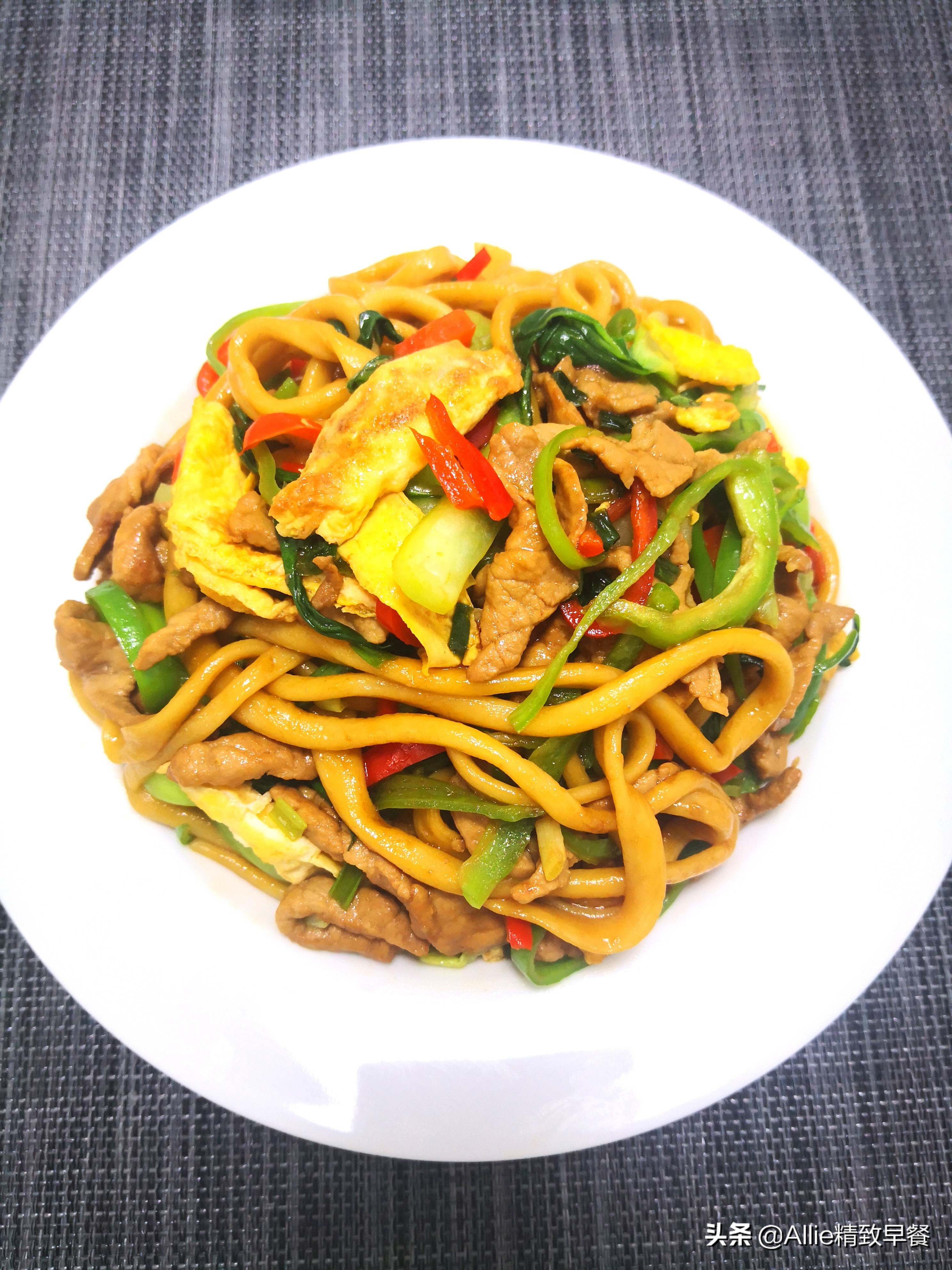 家常炒拉面有技巧，這樣做比面館都好吃還不油膩，食材多，真營養