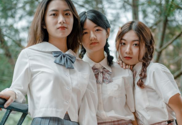 女大学生穿JK拍摄毕业照，被喷“有伤风化”，学生回怼有病就治