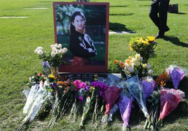 美国华裔作家张纯如葬礼：为30万冤案奔命，曾给父母送黑发的人。