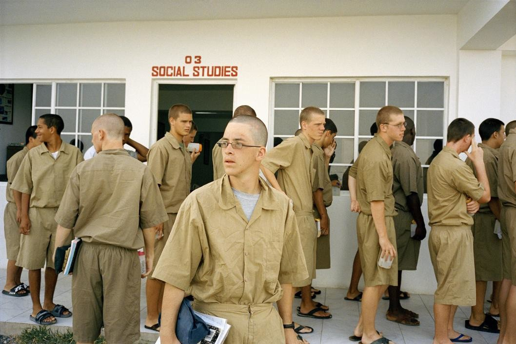 美国上万家长送娃进“集中营”受虐至死，只为治青春期叛逆？