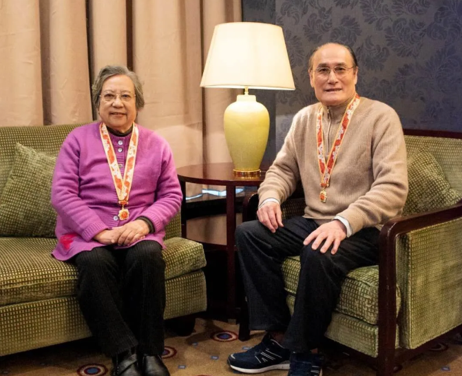 创下多项“第一”！抗生素界夫妻、华裔科学家，他们都来自上海同校同学院！