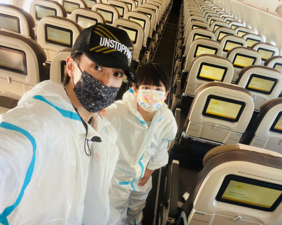 吴尊时隔2年和家人来中国，机舱空荡无人疑包机，行李箱堆成小山