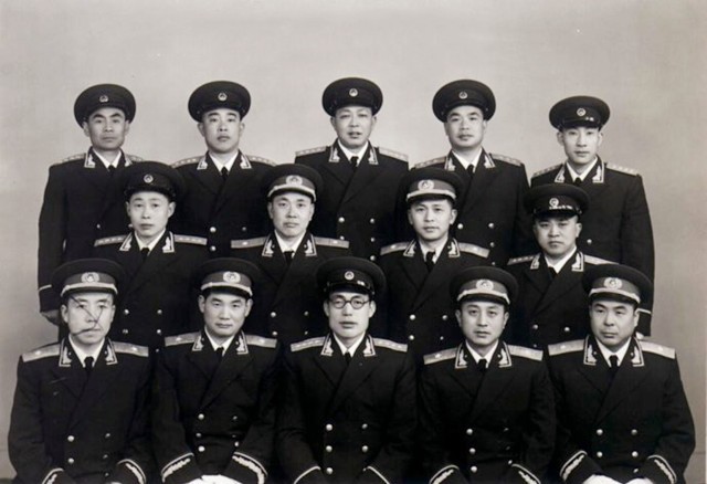 元帅办军校，门岗规矩：乌纱帽留在门外，骑马的下马，坐车的下车