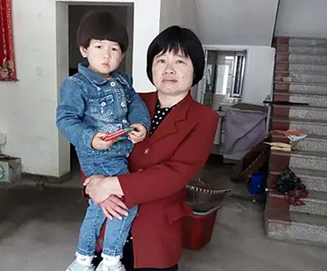 20岁兵哥哥救火牺牲，追思会万人自发送行，如今失独夫妻收获一女