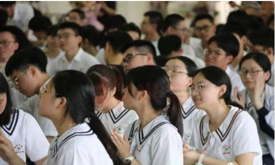 国内最早迈进冬天的本科大学，10月1就要穿棉裤，学生根本扛不住