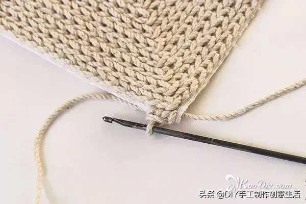 一卷麻绳、一枚钩针、一块网格板就能做出百搭的门垫