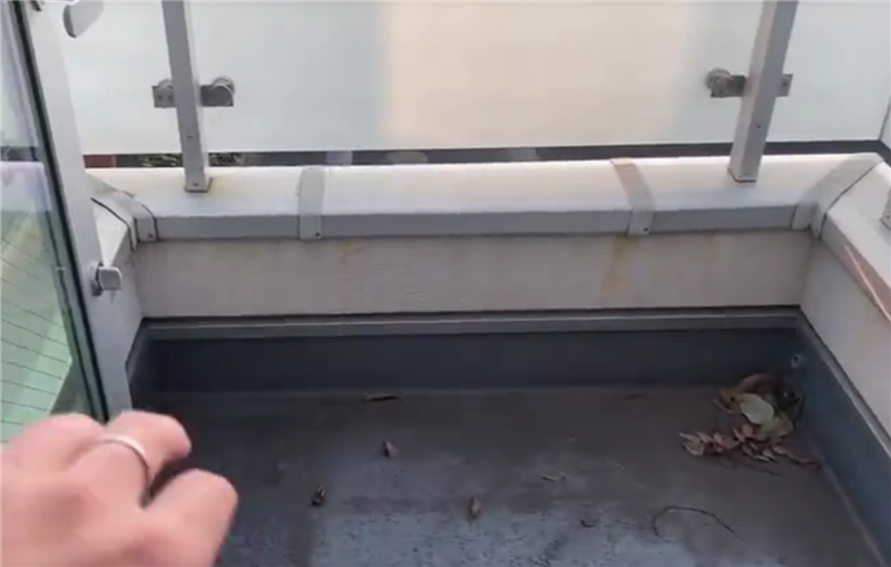 细长型的房子两人并肩过都难，卧室只能摆放单人床，看着都很压抑