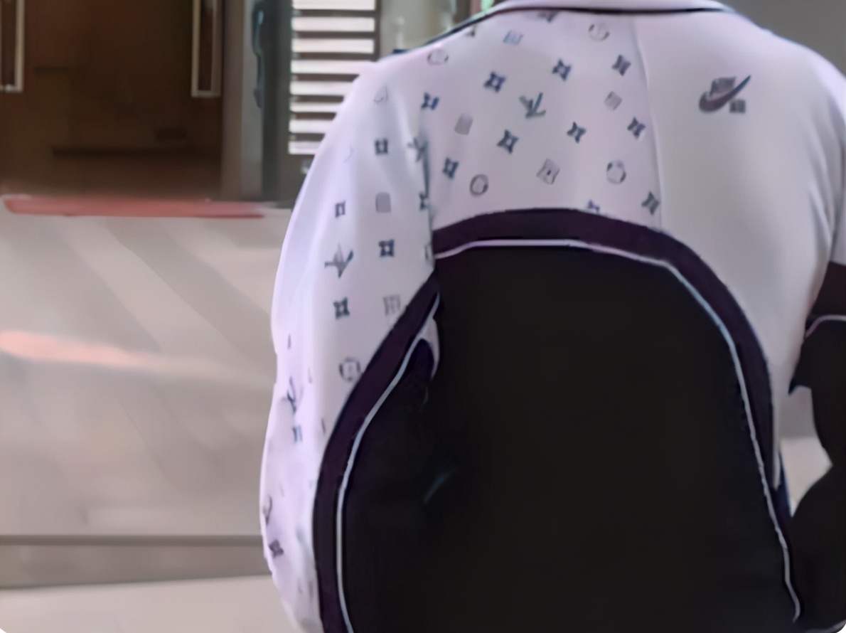 中学生对校服下手了，设计改版花样百出，家长看了忍不住想打人