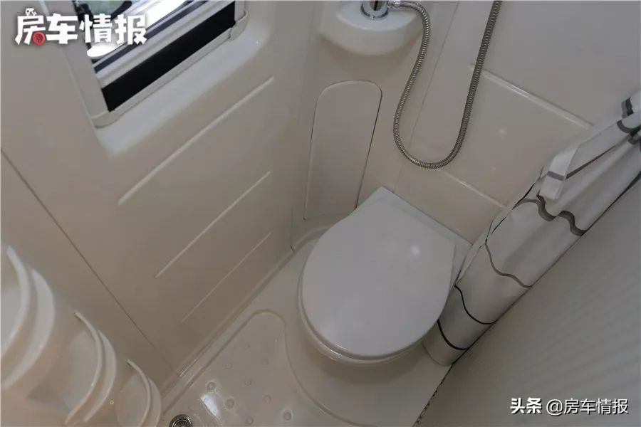 宇通依维柯B型房车2+3式布局，超大天窗，内饰豪华，适合3口之家