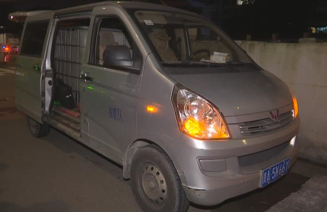 贵阳两男子用面包车运输化学品甲醇！司机无证驾驶还酒驾？