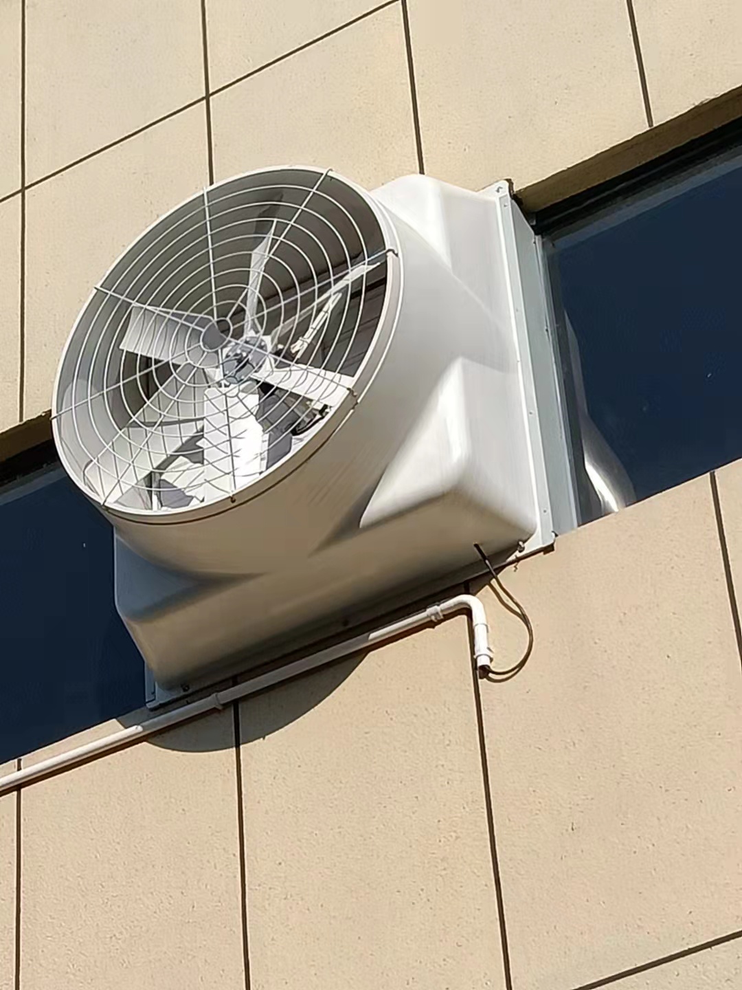 夏季厂房内有40度，如何用负压风机.把温度降下来？
