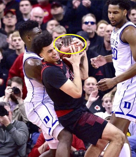 nba为什么不能踩篮球(NBA球员的极致力量：锡安一脚将球鞋踩爆，奥尼尔将篮架拉倒)