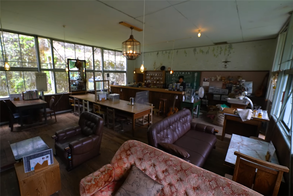 80后的他买下废弃学校，独居的日子一过就是7年，虽孤独却很自由