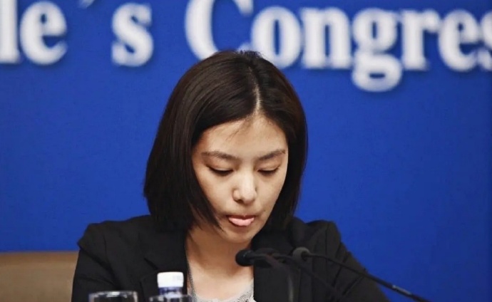 中国女翻译官燃爆了！中美交锋20分钟临场脱稿交传，太帅太牛