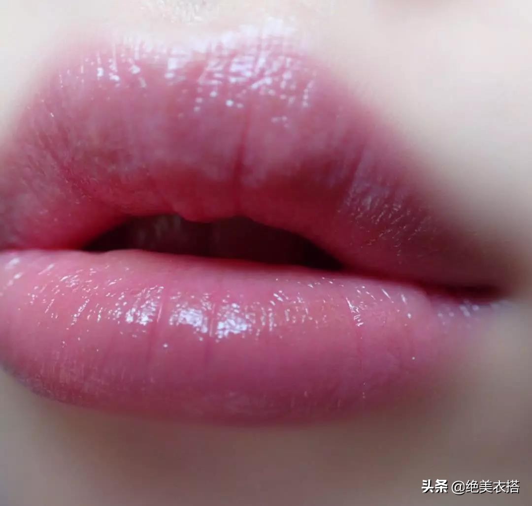 嘴唇干裂、唇纹明显？影响你颜值的小细节正在毁了你，这一招可解