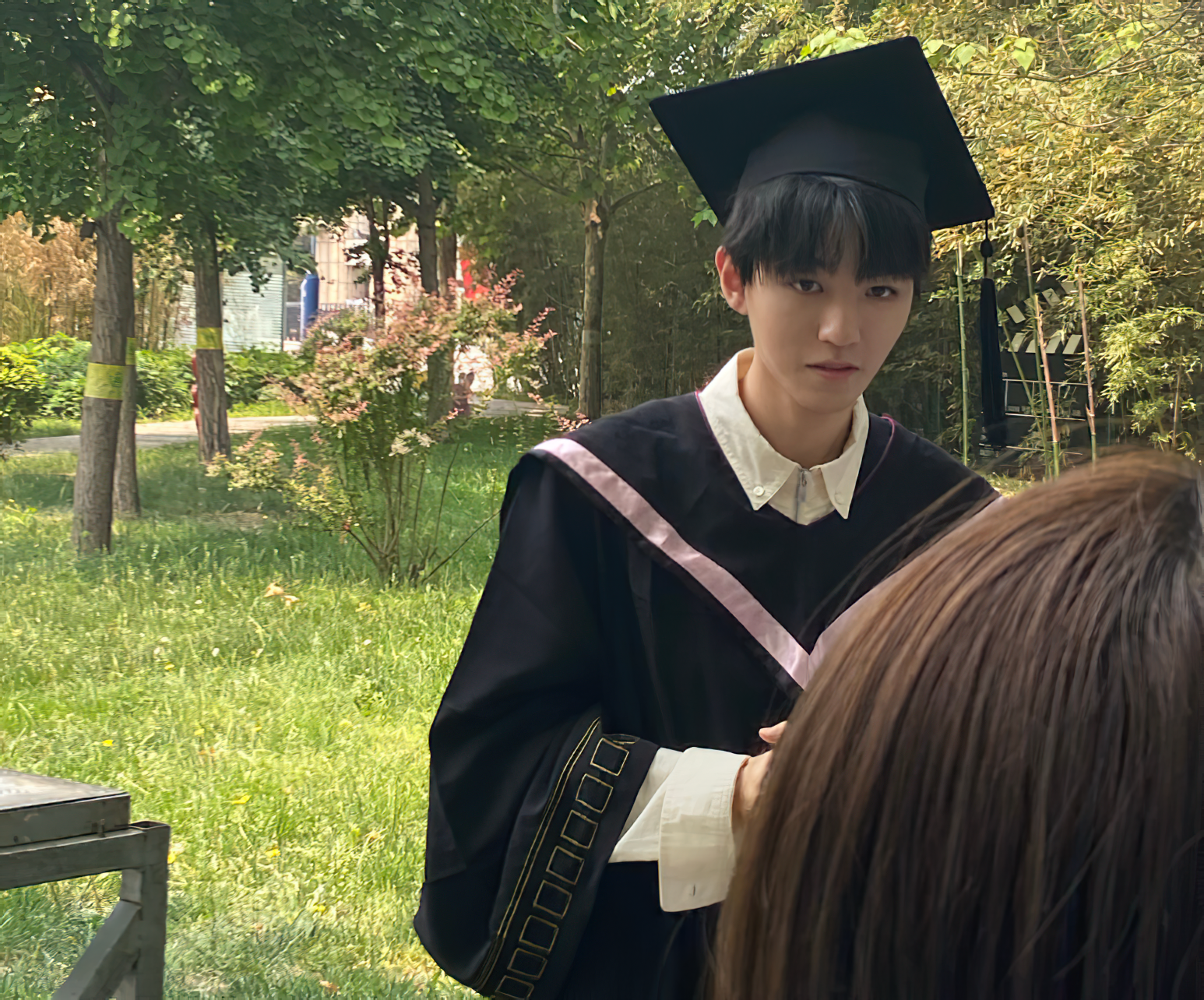 王俊凯拍毕业照，全班颜值都达到出道水平，最左边女生撞脸赵丽颖