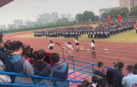 某高校运动会，4位女学生跳热舞，男生称动作不雅引发网友争议