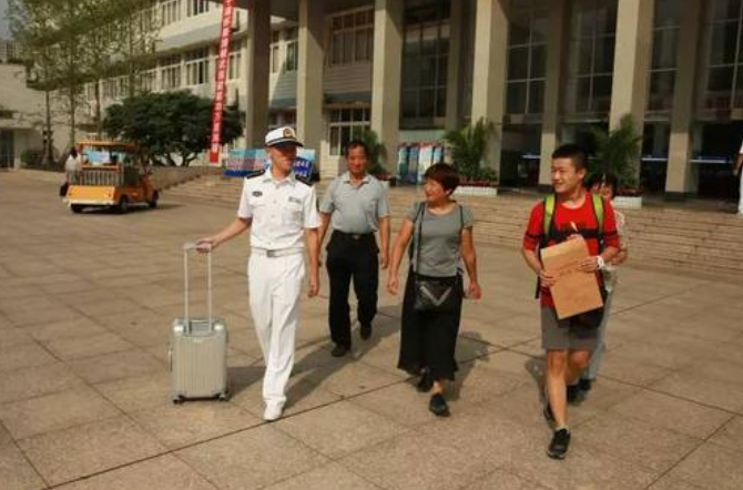 6所军校，500分左右就能考上，毕业之后还能拿到铁饭碗