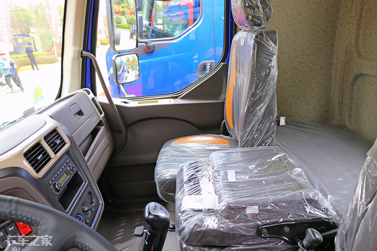 驾驶室为核载3人的排半结构,驾驶室采用半浮式设计,主驾座椅采用气囊