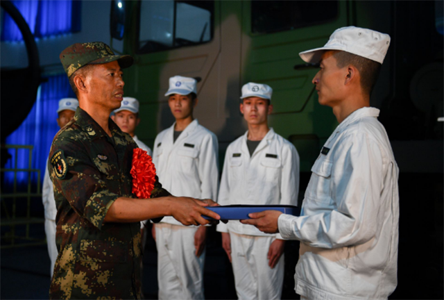 “兵王”王忠心：妻子“笑话”只长胡子不长职位，退役后过得如何