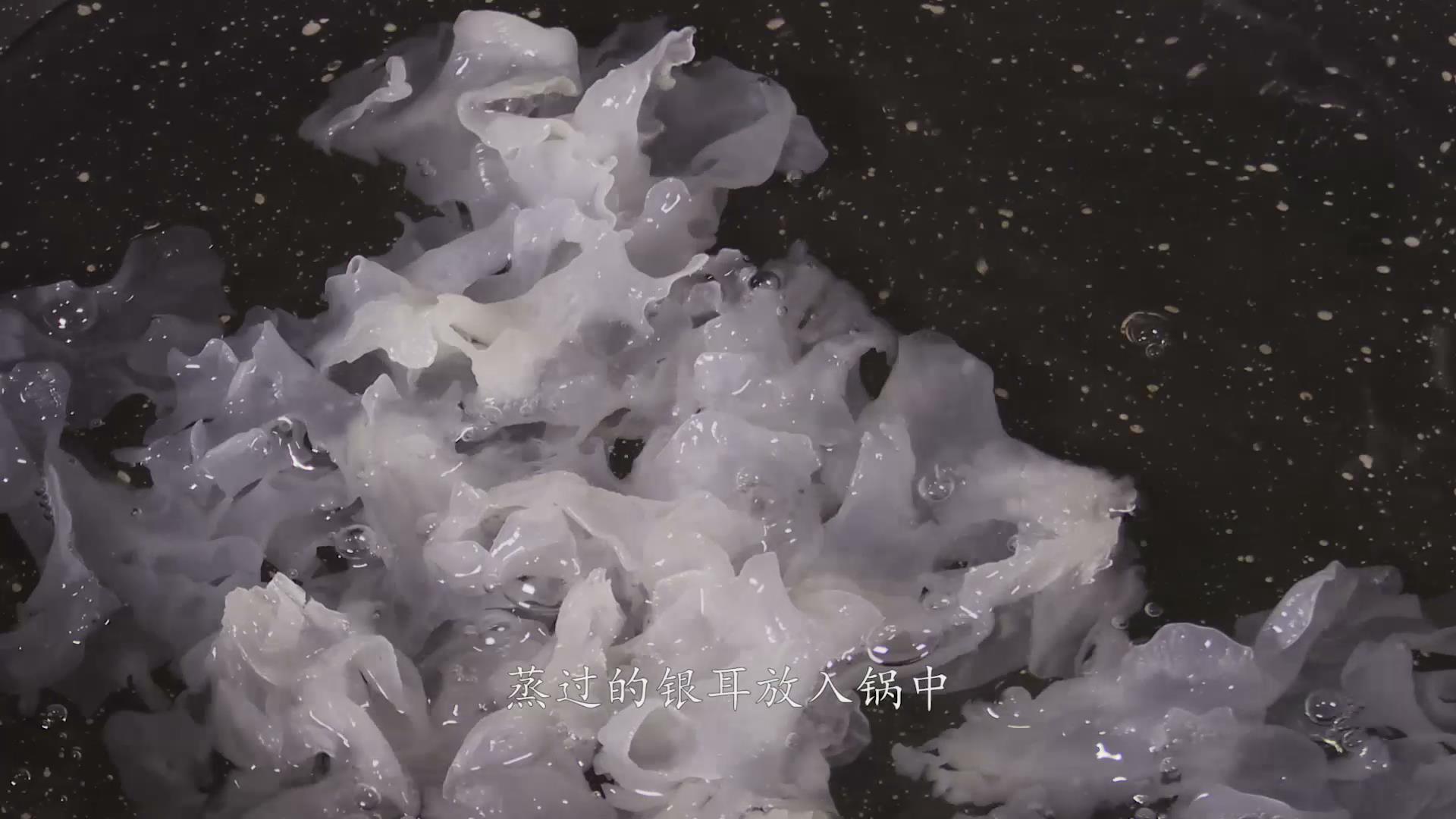 如何做銀耳蓮子羹,如何做銀耳蓮子羹的做法