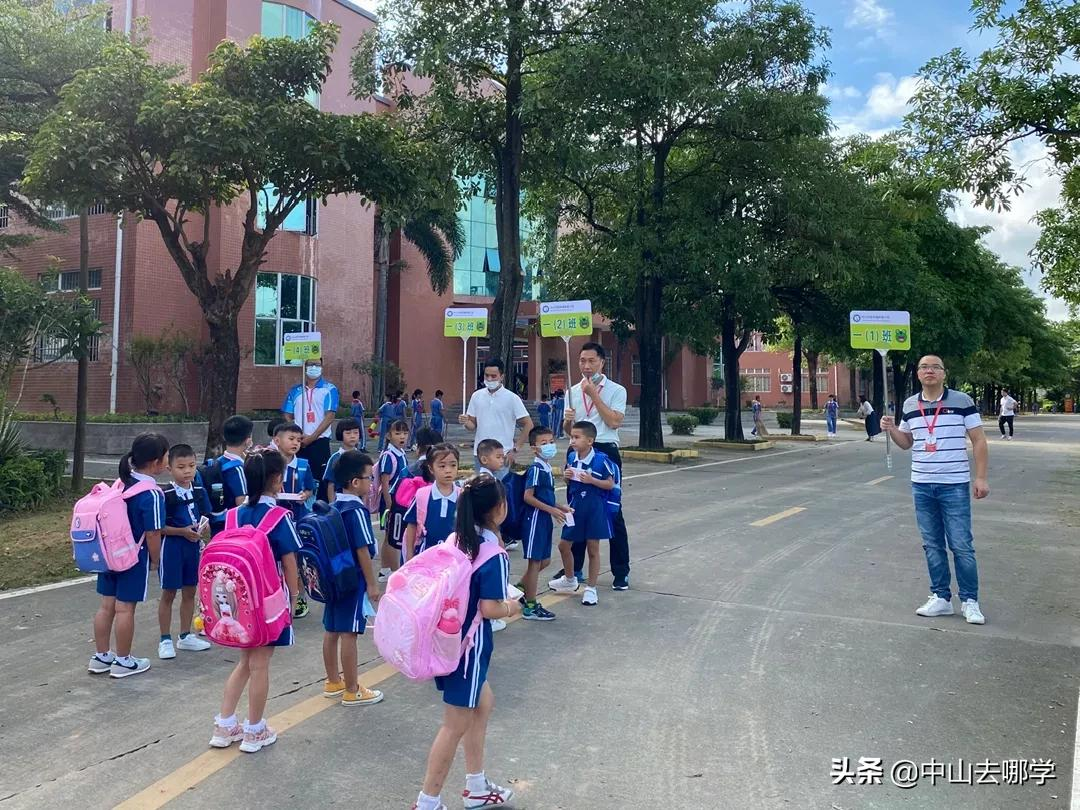 开学啦！现场多图预警：妈趴窗，爹爬墙，脸贴地！场面过于欢乐