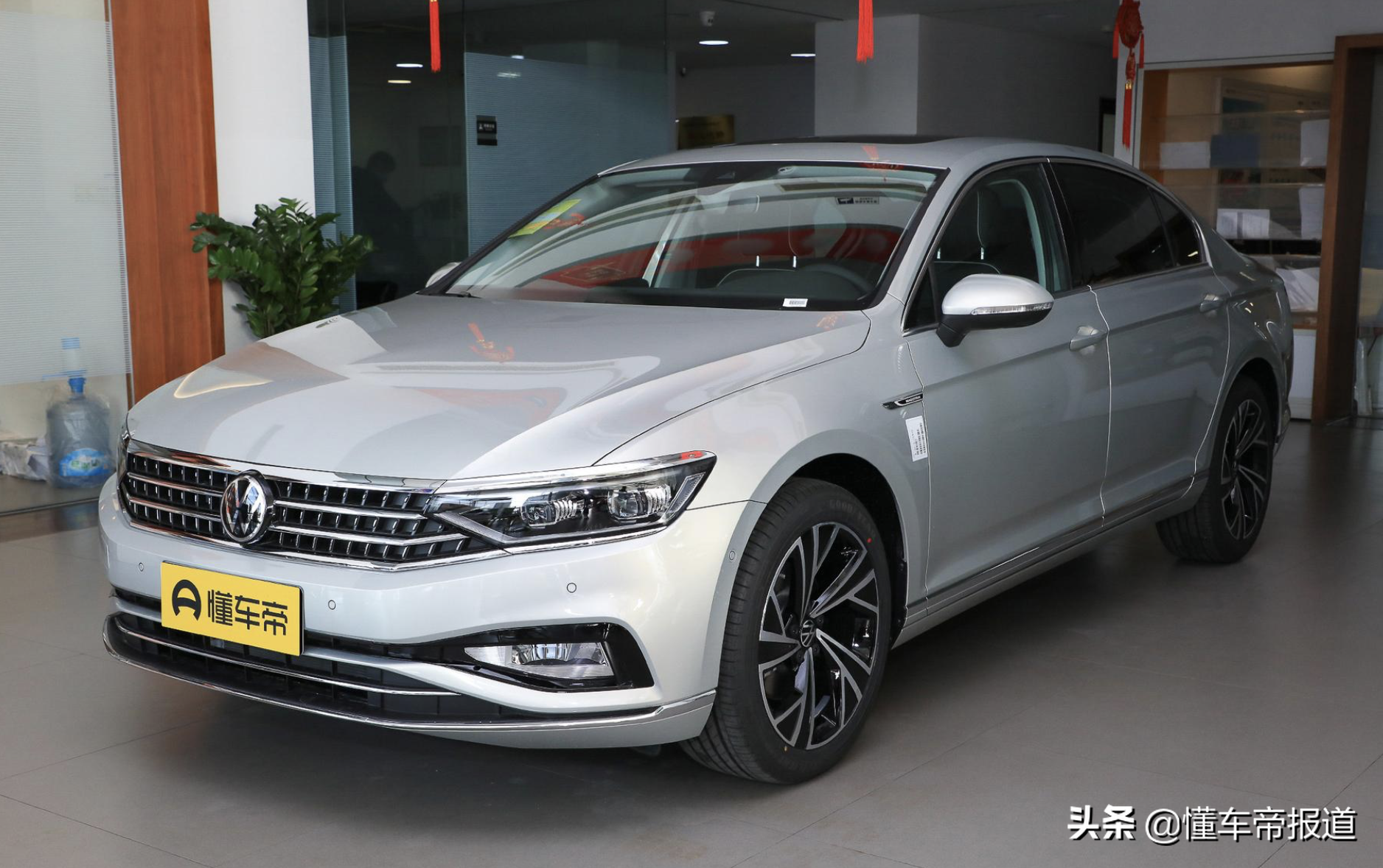 新车｜大众新款帕萨特到店，提供两种外观风格，等它还是选迈腾？