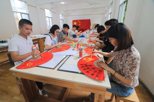 大学生想入党，谁有决定权？是在辅导员手里还是在党支书记手里？