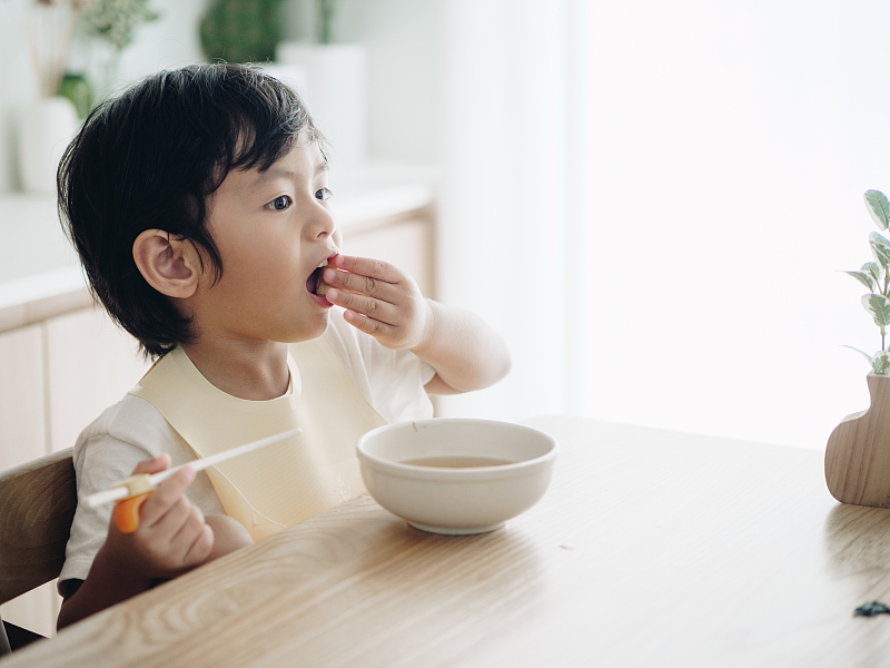 孩子小小年纪就有黑眼圈，是肾虚了吗？中医儿科医生说：是脾虚了