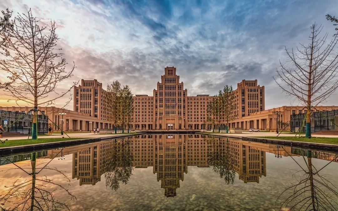 卸任西交党委书记，千人含泪送行，他究竟给中国教育带来了什么？