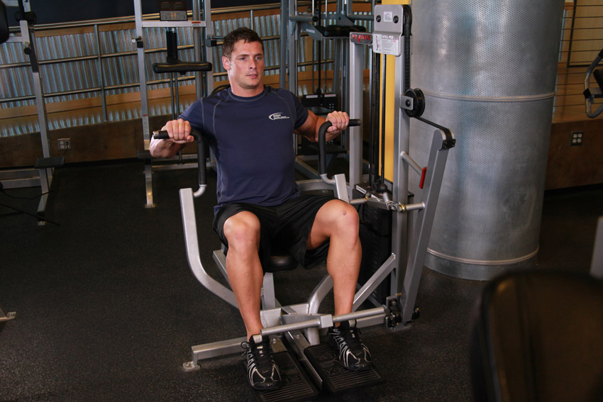 健身房里的那些神奇器械:推胸机真的能锻炼胸肌吗?