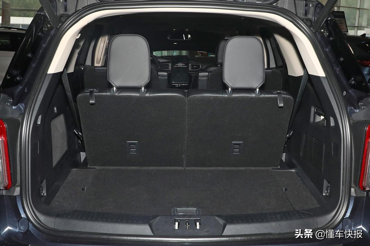 35万元级6座中大型SUV，福特探险者、凯迪拉克XT6如何选？