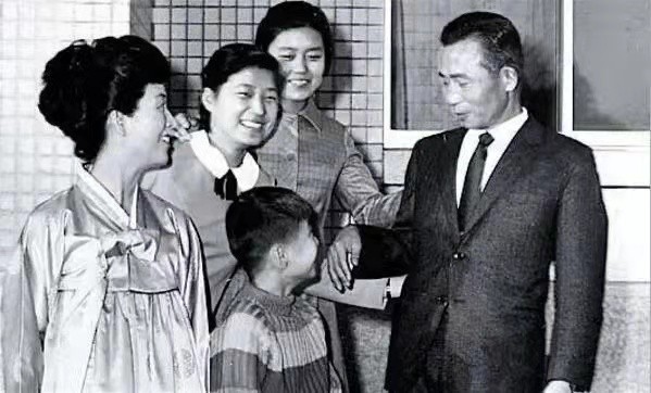 朴槿惠：当总统仅4年却入狱22年，妹妹朴槿令曾是她最大绊脚石