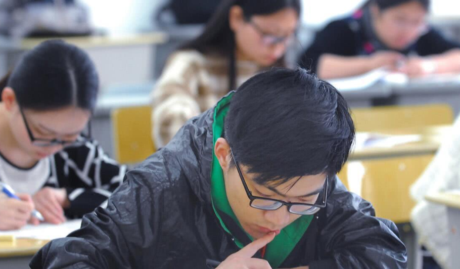 大学就读期间，若出现挂科重修会被记入档案里吗，看辅导员怎么说