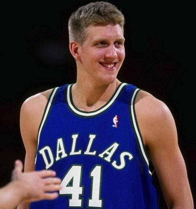 小牛队并没有放弃这个年轻人,用当年的6号新秀罗伯特换到了诺维茨基