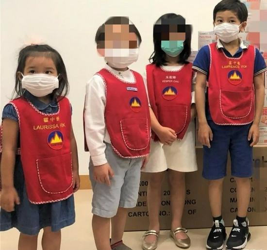 晶刚夫妇参加亲子活动，开合跳很卖力，郭晶晶搭霍启刚肩膀好甜蜜