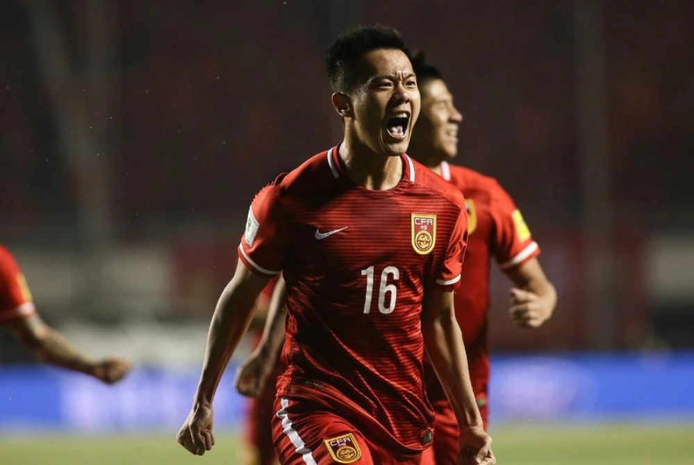 06年国足勇夺世界杯(伟大的2-0！国足时隔15年终于出线，46000名中国球迷疯狂庆祝)