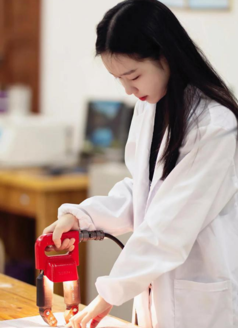 又一女神级学霸火了，“双非”高校保研清华，妥妥的励志剧女主