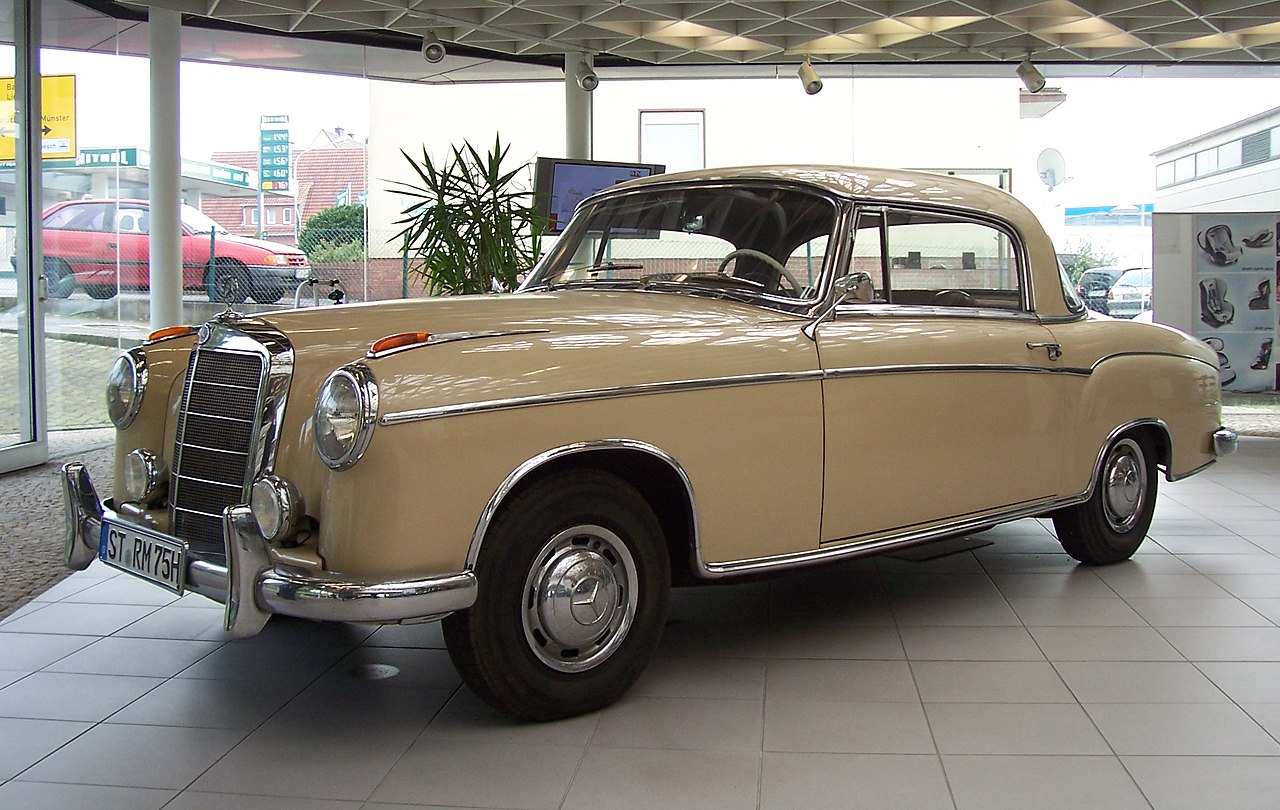 1954年奔驰基于w187推出了代号w180的奔驰220a车型,其沿用了奔驰w187