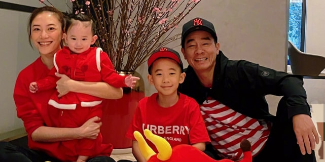 应采儿爸爸晒俩外孙近照，哥哥弹琴弟弟捣乱，“四手联弹”好有爱