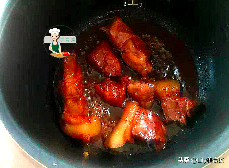 把猪肉放进电饭锅里，不加一滴水，越焖越香，吃一次念念不忘