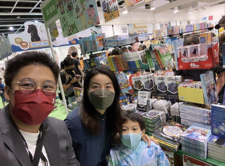 晶刚夫妇参加亲子活动，开合跳很卖力，郭晶晶搭霍启刚肩膀好甜蜜