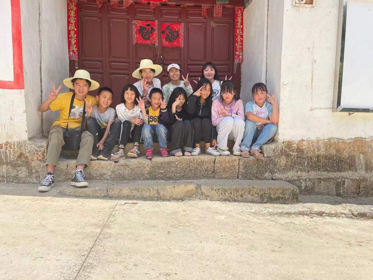 云南经济管理学院暑期三下乡，关爱留守儿童，搭建心灵之桥