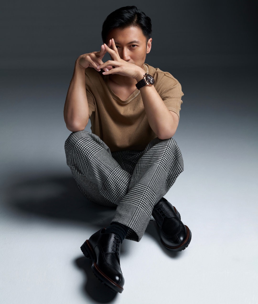 谢霆锋的硬汉形象又与日常生活里的温文尔雅形成了鲜明对比,发型相较