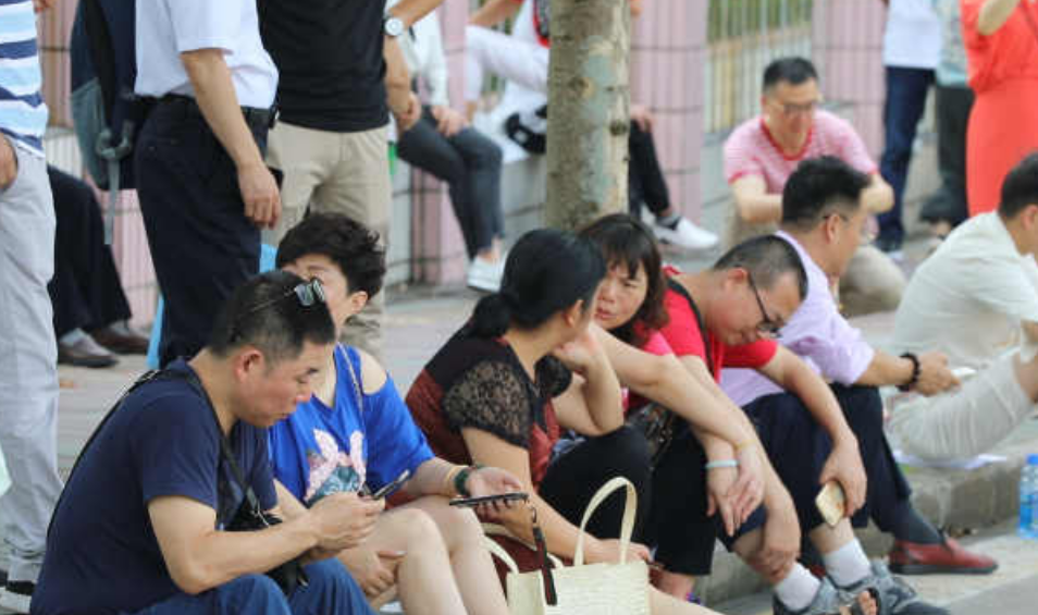 高考“旗袍老爸”们火了，艳压全场宝妈，我看到了最浓烈的父爱