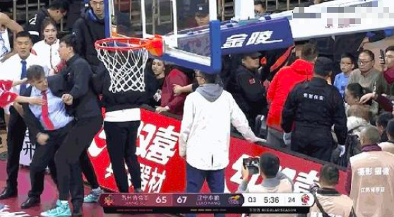 为什么姚明cba罚单海报(姚明20天下两大重量级罚单！罚100万、终身禁赛，却引得无数人心)