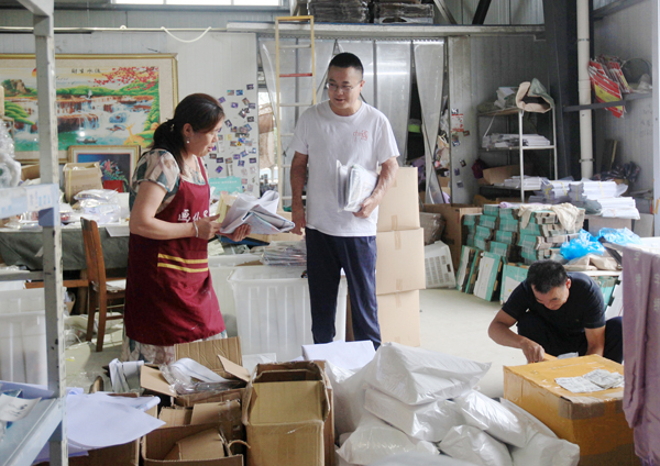 殘疾小伙的十字繡店火了！還帶動(dòng)當(dāng)?shù)貧埣踩司蜆I(yè)！岳云鵬都來買